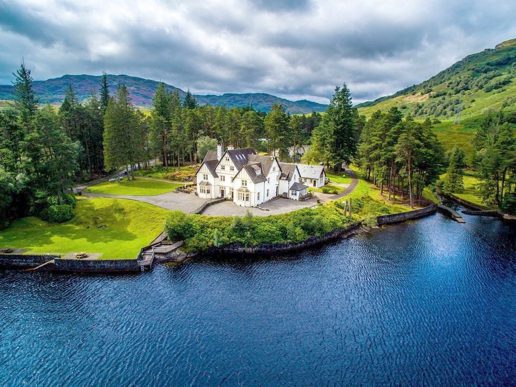 Lochside-Cottage-Loch-Lomond-credit-Holidu- Lochside-Cottage-Loch-Lomond-credit-Holidu-